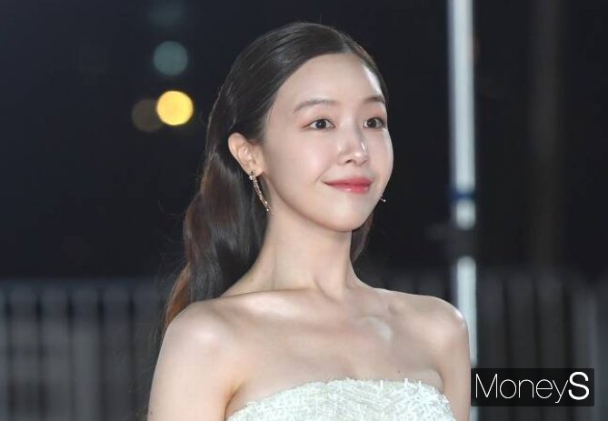그룹 걸스데이 출신 배우 방민아가 부친상을 당했다. 사진은 지난 2021년 서울 영등포구 여의도 KBS홀에서 열린 제42회 청룡영화상 레드카펫 행사에 참석한 걸스데이 출신 방민아. /사진=장동규 기자
