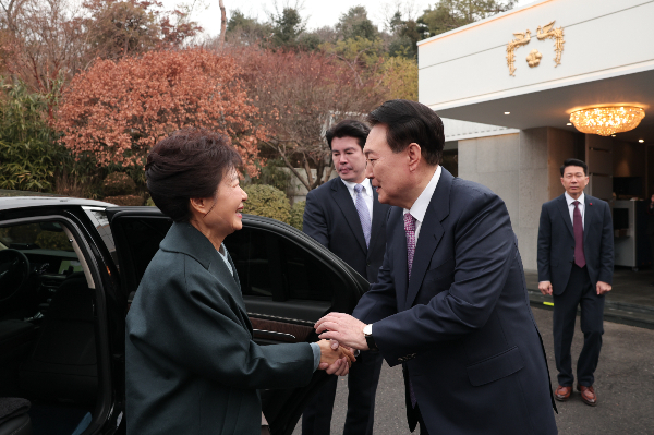 2일 윤석열 대통령이 전화로 박근혜 전 대통령의 생일을 축하했다. 사진은 지난해 12월29일 윤 대통령이 박 전 대통령을 서울 용산구 한남동 관저로 초대해 마중나와 인사하는 모습. /사진=뉴스1