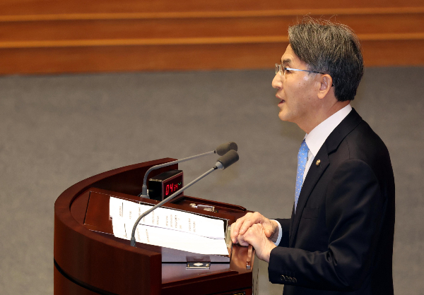 더불어민주당이 2일 중앙당선거관리위원회를 출범시켰다. 사진은 지난해 12월8일 서울 여의도 국회에서 열린 제14차 본회의에서 발언하는 정필모 더불어민주당 의원. /사진=뉴시스