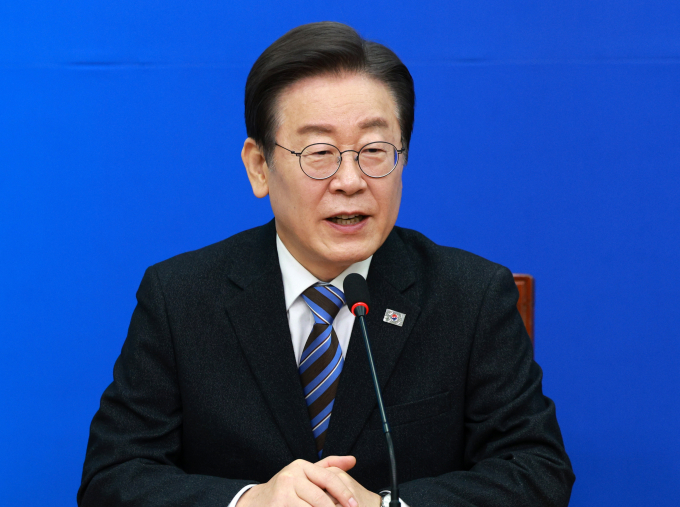 2일 더불어민주당이 이재명 민주당 대표에게 연동형·병립형 비래대표 선거제 결정을 위임한다고 밝혔다. 사진은 이 대표가 2일 서울 여의도 국회에서 열린 13·14차 인재영입식에서 발언하는 모습. /사진=뉴시스