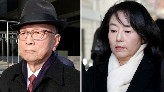 박근혜 정부 시절 비판적인 단체나 예술가 등의 이름과 지원 배제 사유를 정리한 문건을 작성하도록 지시하고 이를 토대로 정부 지원금 지급 대상에서 배제하도록 한 혐의로 기소돼 징역형을 선고받은 김기춘 전 대통령 비서실장과 조윤선 전 청화대정무수석이 대법원 재상고를 포기했다. 사진은 지난달 24일 서울 서초구 서울고등법원에서 열린  파기환송심 후 법정을 나서는 김 전 실장과 조 전 수석. /사진=뉴시스