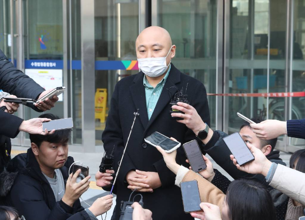 웹툰작가 주호민이 '김현정의 뉴스쇼'에 출연해 특수교사 A씨 측에서 보낸 입장문을 공개했다. 사진은 1일 오전 경기 수원시 영통구 수원지방법원에서 취재진의 질문에 답하고 있는 주호민. /사진=뉴시스 