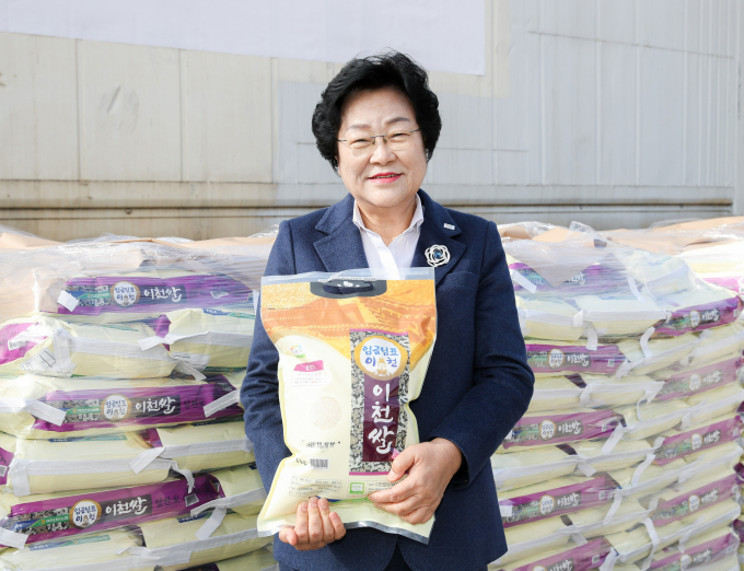 김경희 이천시장이 2일 이천시 신둔농협에서 진행된 대미 수출 기념식에서  기념촬영을 하고 있다.  / 사진제공=이천시