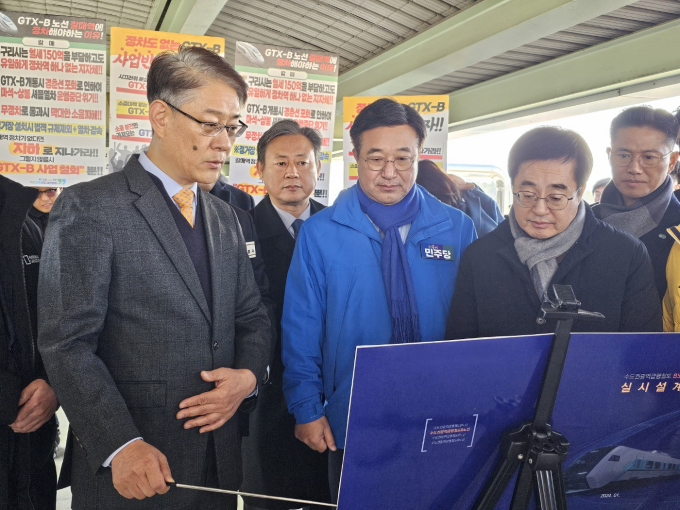 김동연 경기도지사(오른쪽)가 2일 구리 갈매역을 방문해 GTX의 갈매역 정차 등 현안에 대한 주민의견을 청취하고 있다.  / 사진=김동우 기자