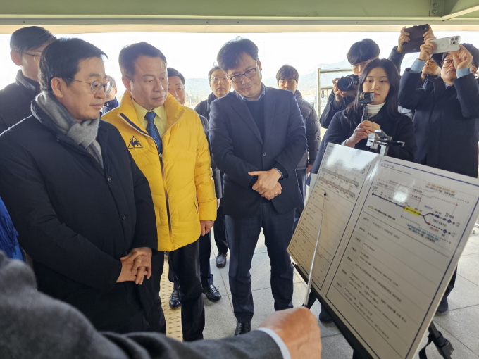 김동연 경기도지사(왼쪽)가 2일 구리 갈매역을 방문한 자리에서 지역주민과 현안에 대해 의견을 나누고 있다.  / 사진=김동우 기자