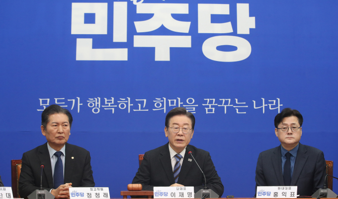 2일 더불어민주당이 탈당 이력이 있는 출마자 16명에게 경선 감산 규정을 적용하지 않겠다고 전했다. 사진은 이재명 더불어민주당 대표가 2일 서울 여의도 국회에서 열린 최고위원회에서 발언하는 모습. /사진=뉴스1