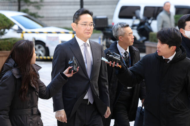 이재용 삼성전자 회장이 지난해 11월17일 오전 서울 서초구 서울중앙지방법원에서 열린 회계부정·부당합병 관련 1심 결심 공판에 출석하고 있다. / 사진=뉴스1 신웅수 기자