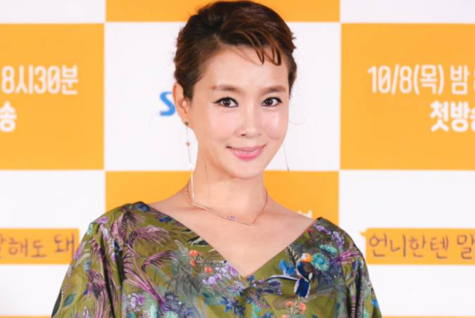 방송인 김원희가 '동상이몽'에 출연해 남편과 오랜 기간 함께한 비결을 공개한다. 사진은 2020년 8월 온라인으로 진행된 SBS플러스 '언니한텐 말해도 돼' 제작발표회에 참석해 포즈를 취하고 있는 김원희. /사진=머니투데이