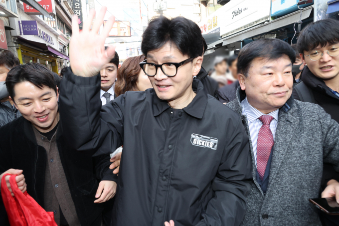 2일 경기 구리시 구리전통시장을 방문한 한동훈 국민의힘 비상대책위원장이 구리시 서울 편입에 대해 "구리에 서울 편입 원하는 분들이 많다"고 말했다. 사진은 한 위원장(가운데)이 2일 경기 구리시 구리전통시장을 찾아 시민들과 인사하는 모습. /사진=뉴시스(공동취재)