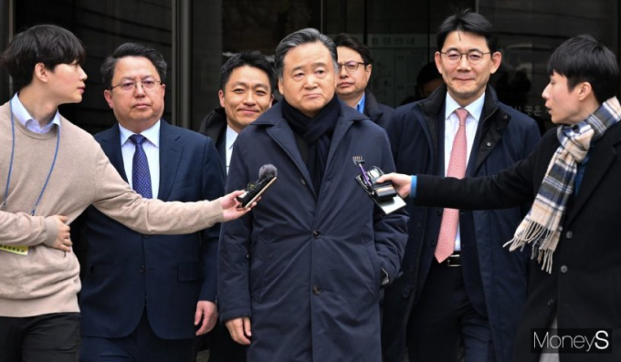 허영인 SPC그룹 회장이 증여세 회피를 목적으로 계열사 주식을 저가에 매수했다는 혐의로 진행된 재판에서 무죄를 선고받았다. 허 회장이 지난 2일 서울 서초동 서울중앙지방법원에서 진행된 1심 선고공판을 마치고 법정을 나서고 있다. /사진=임한별 기자