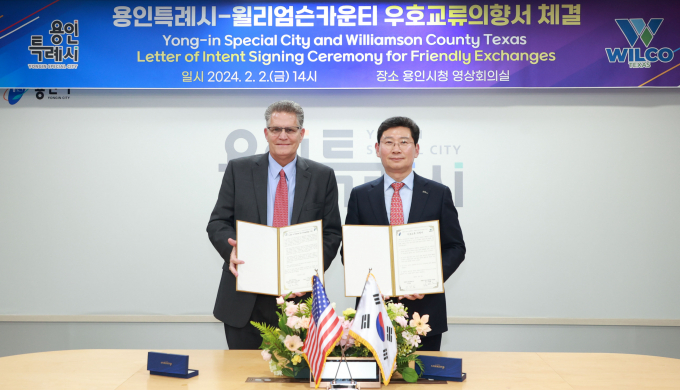  이상일 용인특례시장(오른쪽)이 2일 빌 그래밸 윌리엄슨 카운티장과 우호 교류 의향서를 교환하고 있다. / 사진젭공=용인특례시