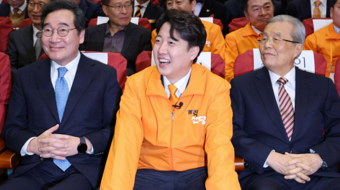 제3지대 '빅텐트'(포괄정당) 구상이 난항을 겪고 있는 가운데 4일 열리는 제3지대 중앙당 창당대회에서 이낙연 새로운미래 인재영입위원장의 총선 출마 여부와 이준석 개혁신당 대표와의 합의점 도달에 관심이 쏠린다. 사진은 지난 20일 오후 서울 여의도 국회의사당 의원회관에서 열린 개혁신당 창당대회에서 웃고 있는 이 위원장(왼쪽)과 이 대표(가운데). /사진=뉴스1