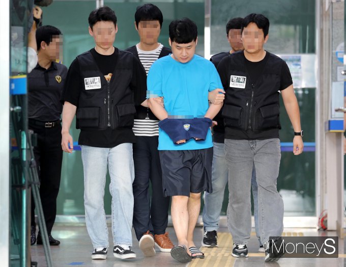 서울 관악구 신림동에서 지나가는 행인 1명을 살해하고 3명을 다치게 한 조선이 1심에서 무기징역 판결을 받자 검찰이 판결에 불복해 항소했다. 사진은 지난해 7월 검찰에 송치되는 조선의 모습./ 사진=임한별 기자