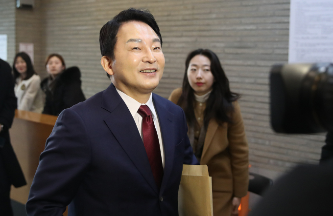 2일 원희룡 전 국토교통부 장관은 인천 계양을 국민의힘 예비후보로 등록하며 본격적인 선거 행보를 알렸다. 사진은 원 전 장관이 지난달 31일 국민의힘 제22대 국회의원 선거 공직후보자 추천신청서 제출을 위해 서울 여의도 국민의힘 중앙당사로 들어서는 모습. /사진=뉴스1