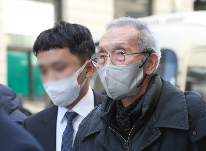 검찰이 '깐부 할아버지' 오영수씨에게 징역 1년을 구형했다. 사진은 지난해 2월3일 오후 경기 성남시 수정구 수원지방법원 성남지원에서 열린 첫번째 공판을 마치고 법원을 나서는 오씨의 모습. /사진=뉴스1