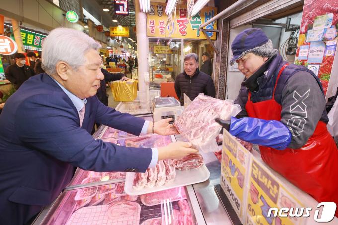 [사진] 설 앞두고 전통시장 찾은 김홍일 방통위원장