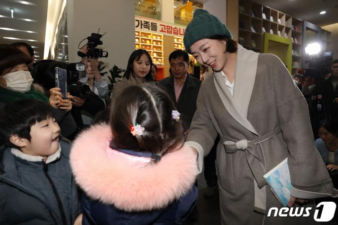 [사진] 피습 사건 후 첫 공개활동 나선 배현진