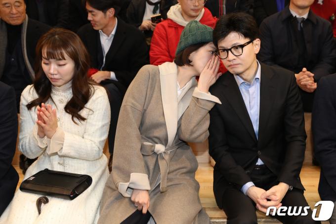 [사진] 한동훈·배현진 '귀엣말'