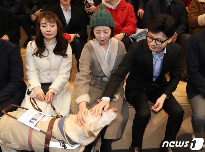 [사진] 안내견 '조이'와 인사 나누는 한동훈·배현진