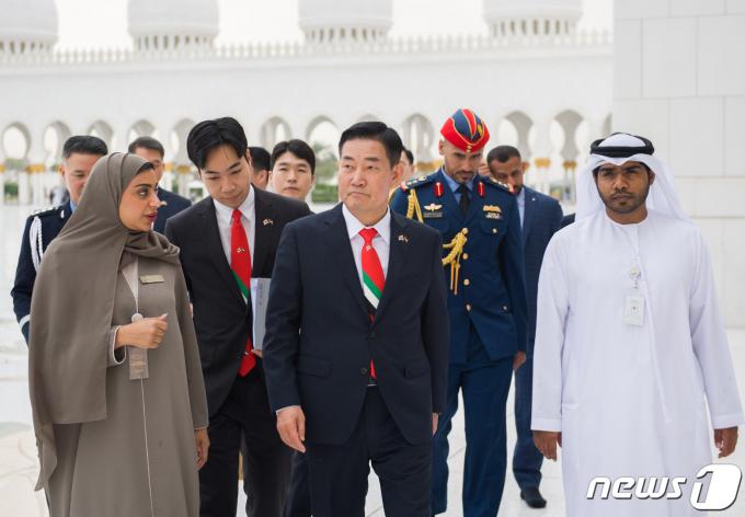 [사진] UAE 그랜드 모스크 찾은 신원식 국방장관
