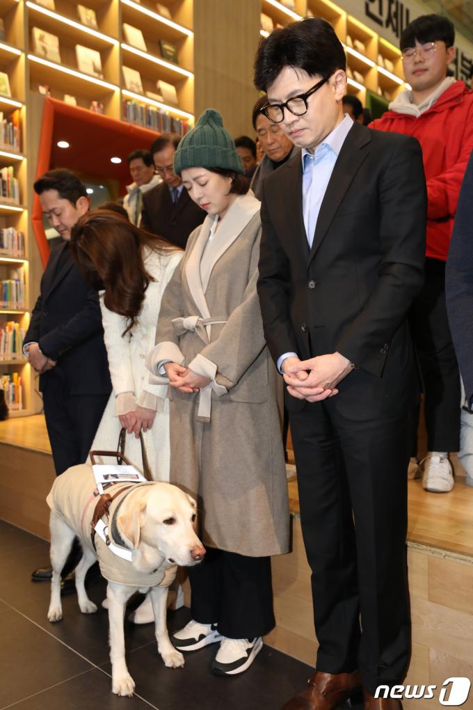 [사진] 묵념하는 한동훈·배현진