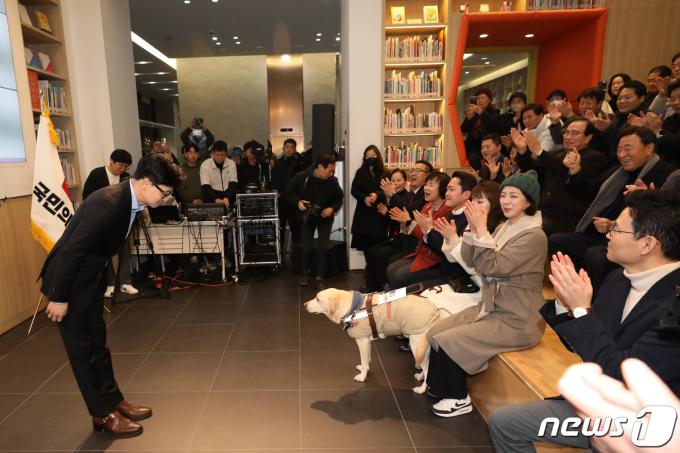 [사진] 인사하는 한동훈 비대위원장