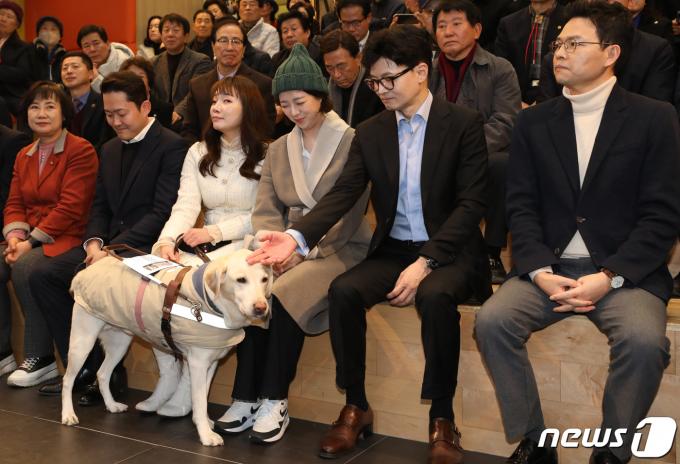 [사진] 안내견 '조이'와 인사하는 한동훈·배현진
