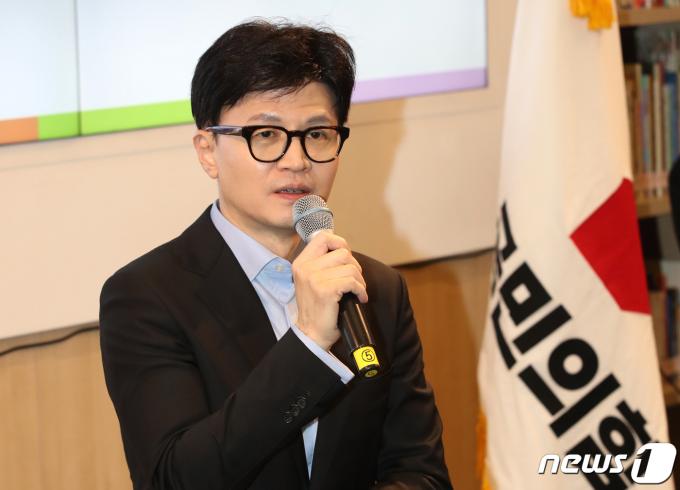 [사진] 한동훈 비대위원장 '설 명절 앞두고'