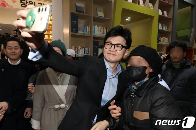 [사진] 한동훈 비대위원장 '찰칵'