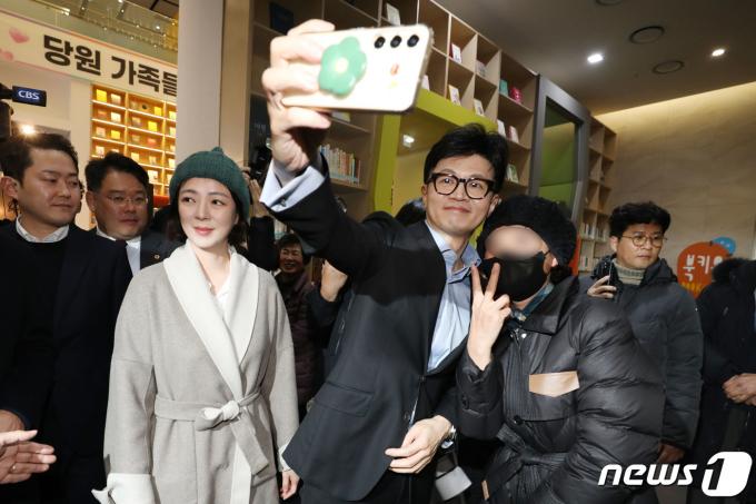 [사진] 한동훈 비대위원장, 지지자와 함께