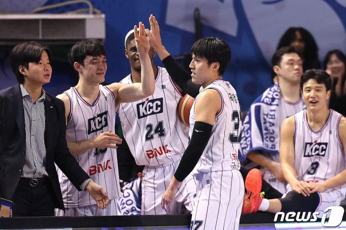 21일 서울 송파구 잠실실내체육관에서 열린 2023-2024 정관장 프로농구 서울 삼성 썬더스와 부산 KCC 이지스의 경기에서 KCC 곽정훈이 승리를 확정하는 득점 후 동료들과 기쁨을 나누고 있다. 이날 경기는 90대 74로 KCC가 승리했다. 2024.1.21/뉴스1 ⓒ News1 신웅수 기자