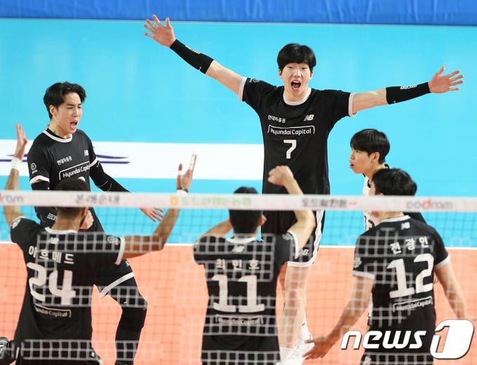 7일 대전 충무체육관에서 열린 프로배구 '2023-2024 도드람 V리그' 현대캐피탈과 삼성화재의 경기에서 현대캐피탈 선수들이 파이팅을 외치고 있다. (현대캐피탈 배구단 제공) 2024.1.7/뉴스1