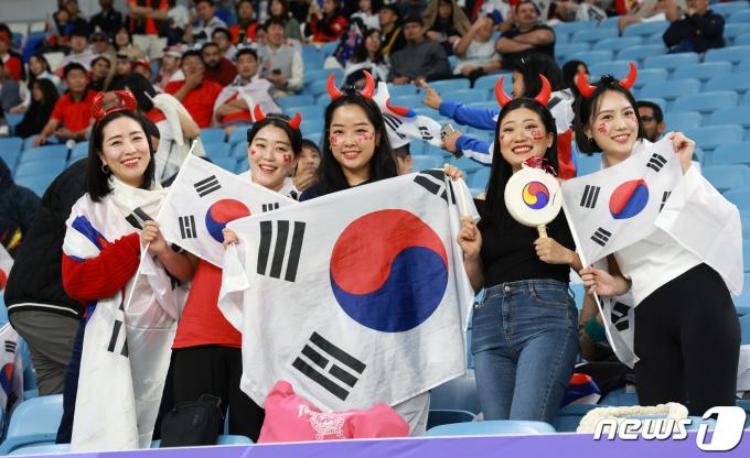 [사진] 태극기 펼친 미녀 축구팬
