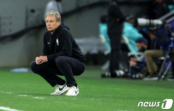 [사진] 그라운드 바라보는 클린스만
