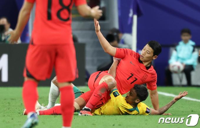 [사진] 황희찬, 누르기