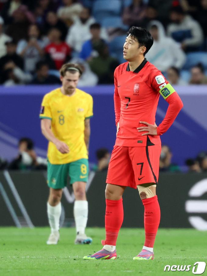 [사진] 아쉬워하는 캡틴 손