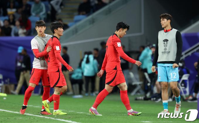 [사진] 경기장 빠져 나가는 손흥민