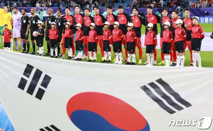 [사진] 애국가 부르는 축구대표팀