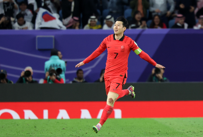 한국이 3일 오전(한국시각) 카타르 알와크라 알자눕 스타디움에서 열린 호주와의 2023 아시아축구연맹(AFC) 아시안컵  8강전에서 연장 접전 끝에 2-1로 승리하며 4강에 진출했다. 사진은 이날 연장 전반 역전골을 성공시킨 손흥민이 환호하는 모습. /사진=뉴스1