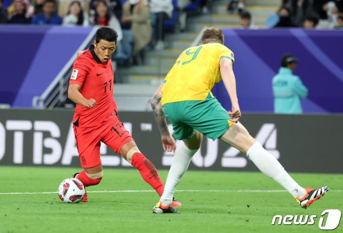 대한민국 황희찬이 2일(현지시간) 카타르 알와크라 알자누브 스타디움에서 열린 2023 아시아축구연맹(AFC) 카타르 아시안컵 8강전 호주와 대한민국의 경기에서 돌파하고 있다. 2024.2.3/뉴스1 ⓒ News1 김성진 기자