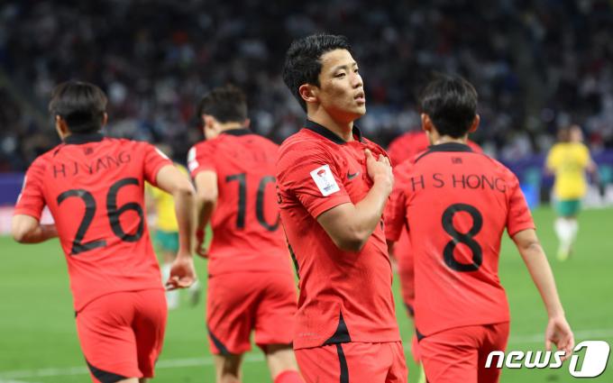 [사진] 황희찬, 뜨거운 가슴