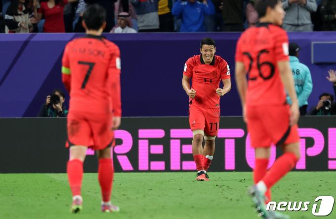 [사진] 손흥민 프리킥골에 주먹 불끈 쥔 황희찬