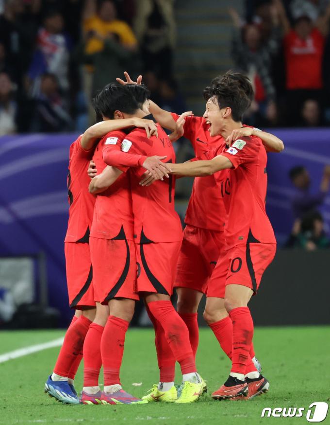 [사진] 손흥민의 프리킥골에 열광하는 대한민국