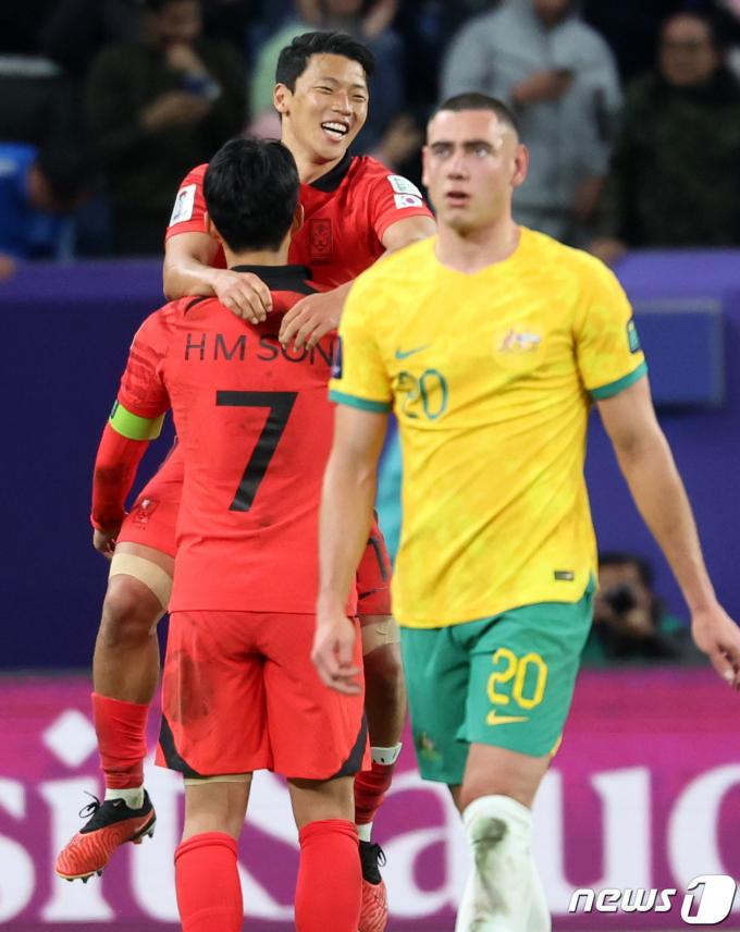[사진] 손흥민과 황희찬의 환호