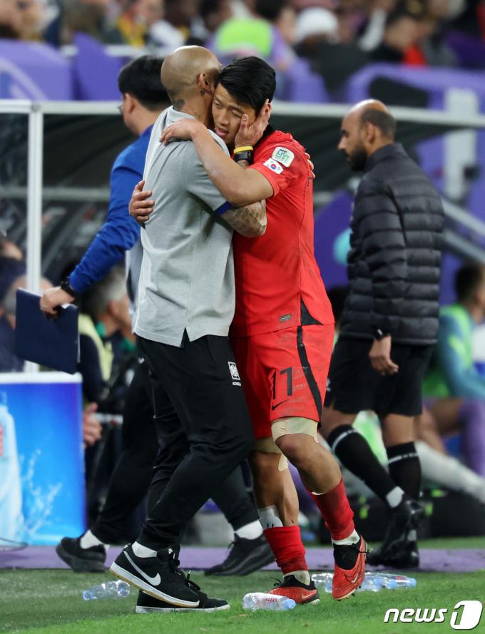 [사진] 차두리 코치와 포옹하는 황희찬