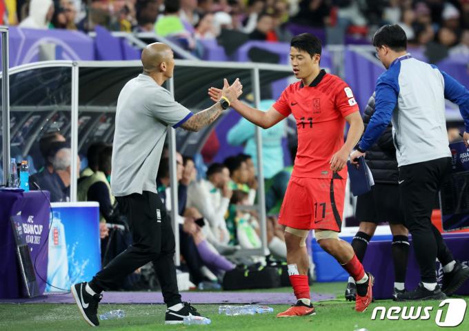 [사진] 차두리 코치와 하이파이브 하는 황희찬