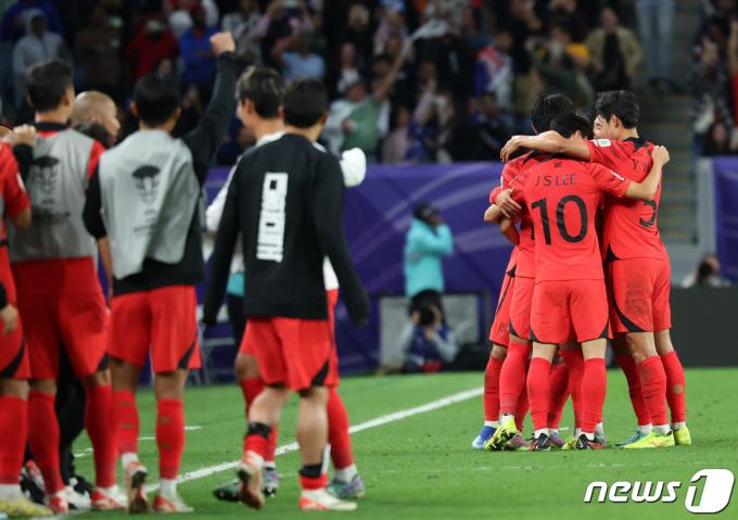 대한민국 손흥민이 2일(현지시간) 카타르 알와크라 알자누브 스타디움에서 열린 2023 아시아축구연맹(AFC) 카타르 아시안컵 8강전 호주와 대한민국의 경기에서 연장 전반 프리킥골을 넣은 후 기뻐하고 있다. 2024.2.3/뉴스1 ⓒ News1 김성진 기자