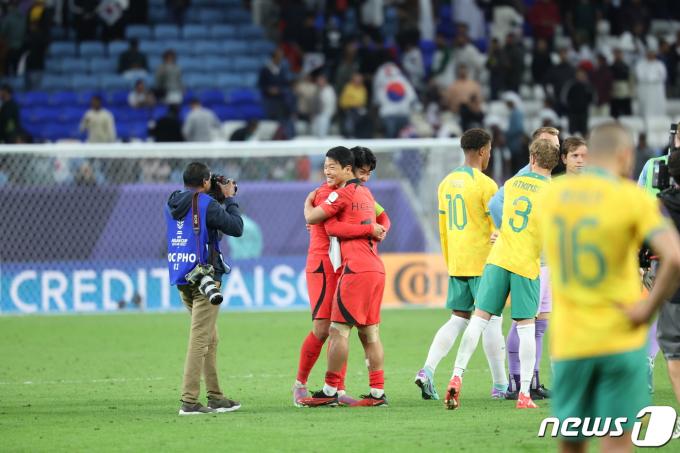 [사진] 4강 진출 확정에 얼싸안은 송흥민·황희찬