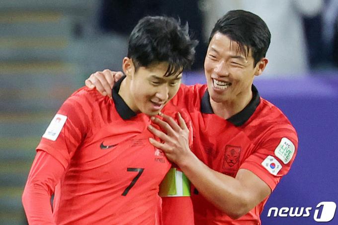 대한민국 손흥민이 2일(현지시간) 카타르 알와크라 알자누브 스타디움에서 열린 2023 아시아축구연맹(AFC) 카타르 아시안컵 8강전 호주와 대한민국의 경기에서 연장 전반 프리킥골을 넣은 후 황희찬과 기뻐하고 있다. 2024.2.3/뉴스1 ⓒ News1 민경석 기자