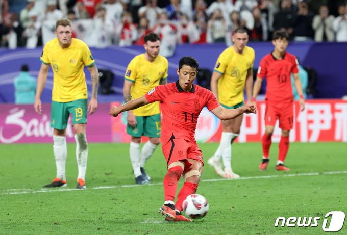 대한민국 황희찬이 2일(현지시간) 카타르 알와크라 알자누브 스타디움에서 열린 2023 아시아축구연맹(AFC) 카타르 아시안컵 8강전 호주와 대한민국의 경기에서 페널티킥으로 동점을 만들고 있다. 2024.2.3/뉴스1 ⓒ News1 김성진 기자